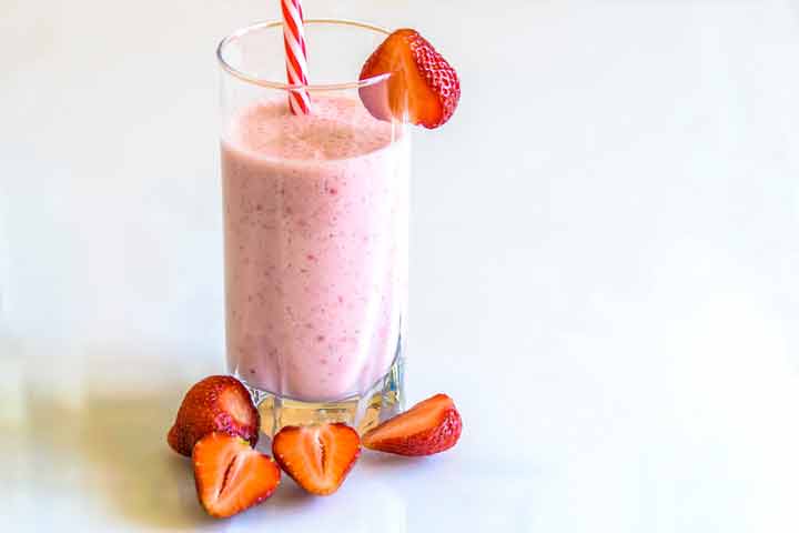Steps to Make a Smoothie With a Mixer